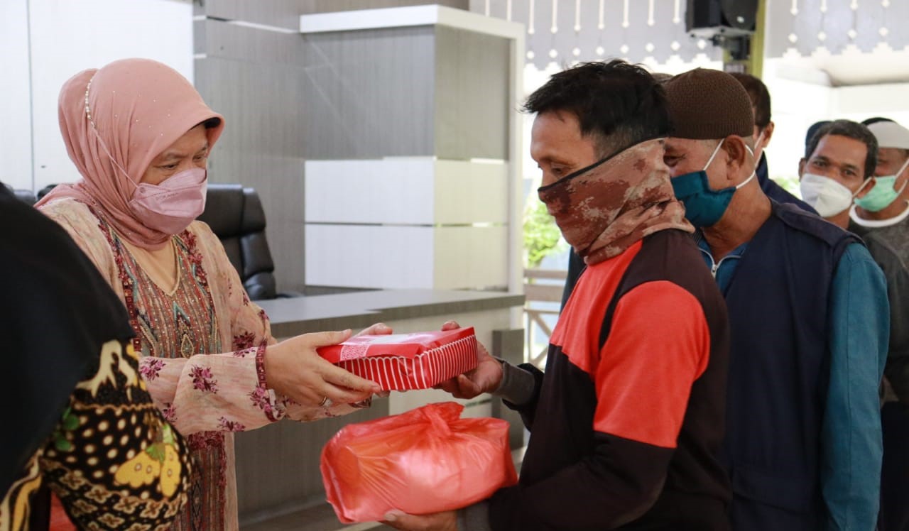 Hasnah Bagi Sembako untuk Tukang Ojek Hingga Cleaning Service